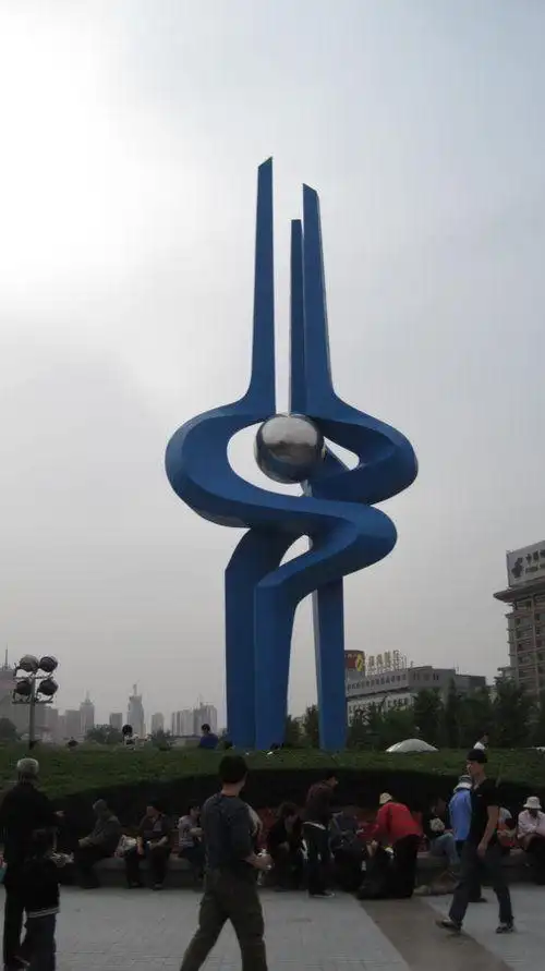 朋友投稿:中国-山东济南 泉城广场地标性雕塑---《泉》