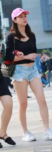 戴粉色鸭舌帽的微胖美女,黑色长袖针织衫搭配牛仔短裤,清新雅丽