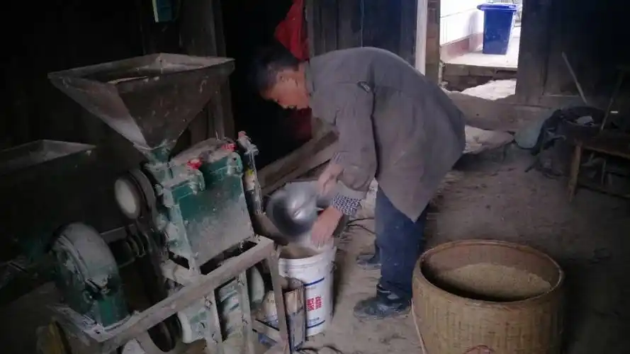 老式碾米机,跟不上岁月的节奏,却也能留下时光的轨迹.