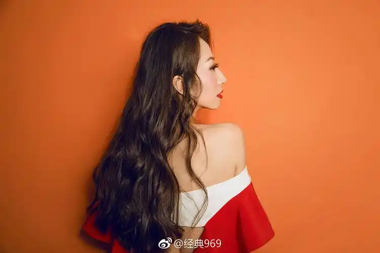 经典969电台于现场专访卫薇儿她表示非常的开心