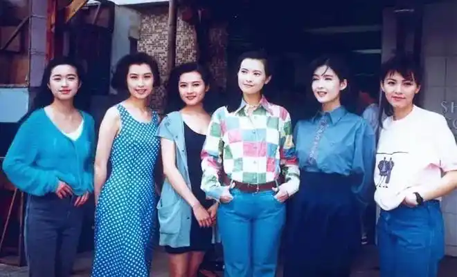 她演过的一系列角色中,让人印象最难忘的,一定是《大时代》中的方家大