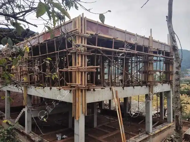 框架结构住宅的承重结构是梁,板,柱,而砖混结构的住宅承重结构是楼板