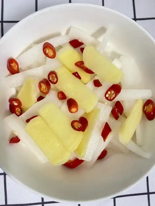 白萝卜配角:指天椒9215,姜,醋操作方法:萝卜切成条块,撒盐腌制半