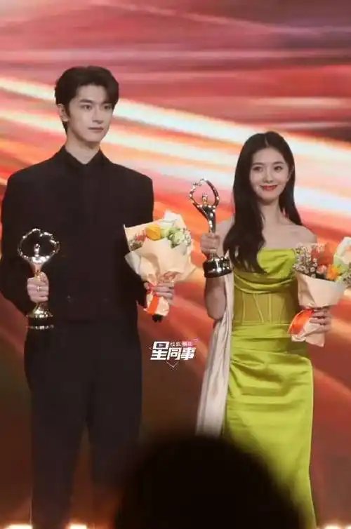 王鹤棣夹在吴磊赵露思中间,又和肖战美男同框_图片_娱乐_来源