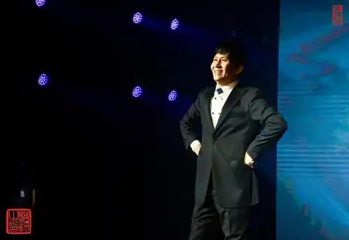 摄影家赵许生应邀为著名歌手王亚民拍摄