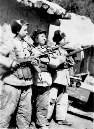 装备50式冲锋枪的志愿军女战士pps-43式("波波丝")冲锋枪pps-43式7.