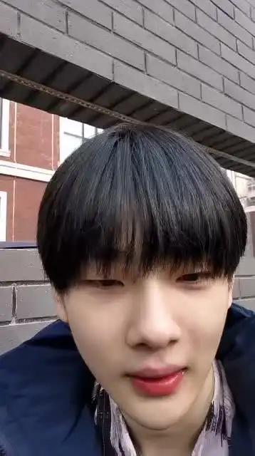 周震南迷恋自己的自拍照,粉丝却发呕吐表情包