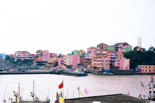 浙江有个彩色的小渔村三面环海的七彩小岛宛如一座童话小镇