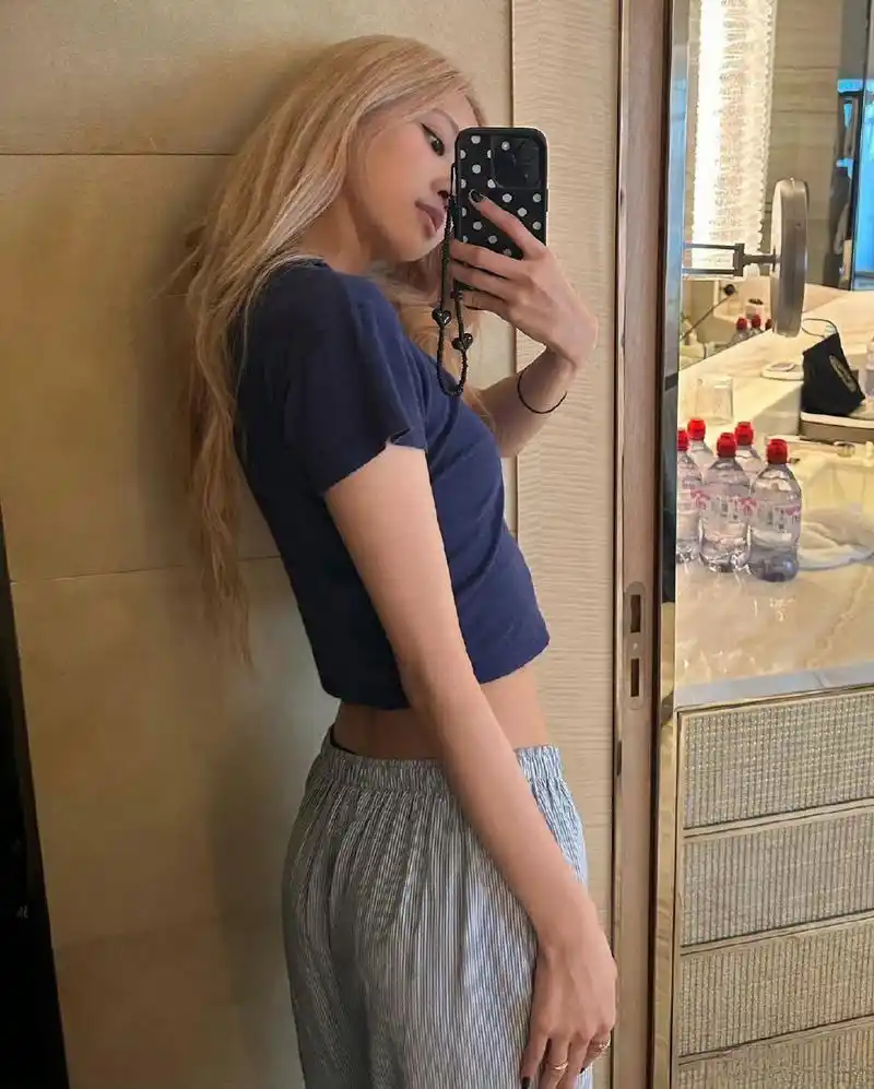 朴彩英在社交平台晒出对镜自拍,美女的腰好细,好自律,期待rose的舞台