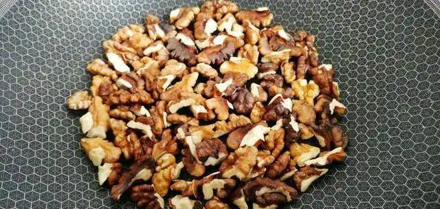 充满童年回忆的芝麻糖,教你纯手工自制,料足无添加剂吃得更放心_红枣