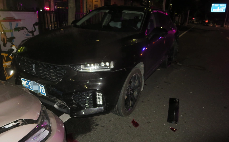 夫妻两台车停楼下被奥迪连环撞肇事车主被拍照取证还比耶