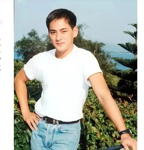 这是香港tvb男艺人年轻时照片,看起来真帅,阳光帅气英气勃发!
