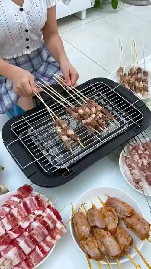 到了夏天怎么能不吃烧烤呢有了这个烧烤架在家里烤起来吧