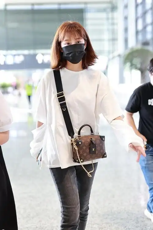 李艺彤街拍:镂空长袖t恤牛仔裤 lv盒子包轻松简约_腾讯新闻