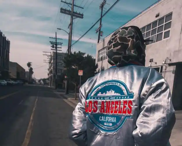 嘻哈风少年背影壁纸