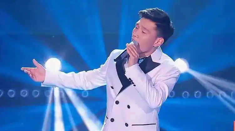 傲日其愣的歌声,用温柔感包围听众,被大家尊称:新晋的草原歌王