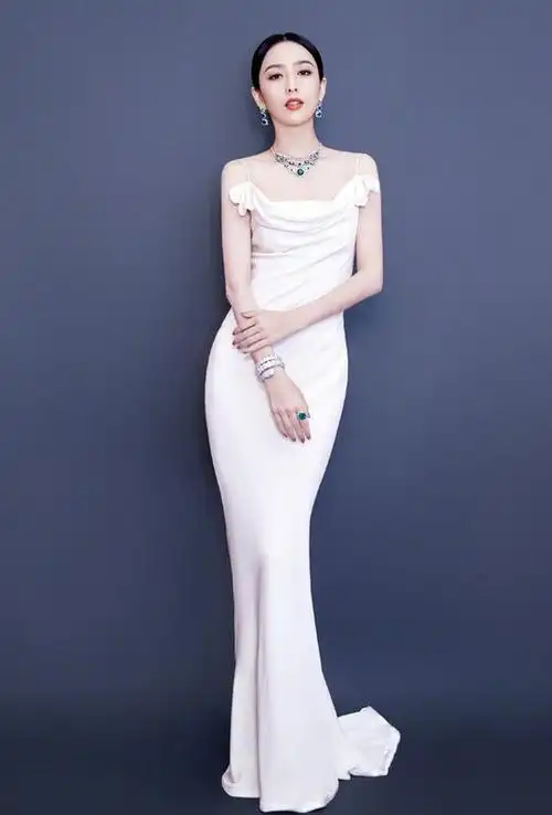 佟丽娅不过烫了lob卷,就辣妈变少女,抹胸裙秀s曲线,身材绝了