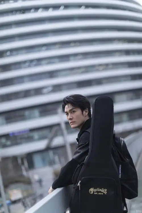 吴克群全新个人单曲《我在思念的车上》发布