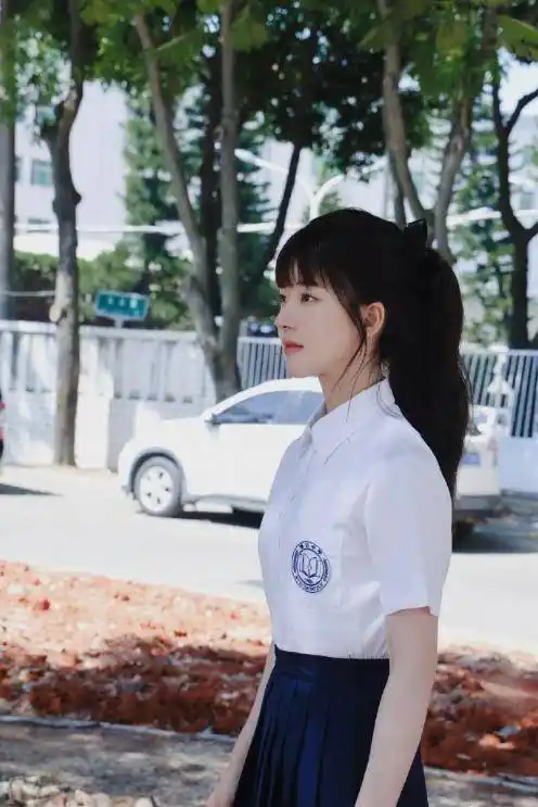 赵露思校服扮相有多绝,23岁演中学生似校花,校服适配度满分?