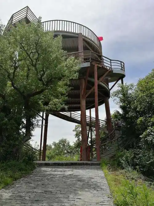 在这个观景台上更能感受到人与自然的融合,大好河山的壮丽!