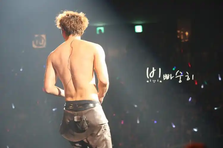 p>郑智薰(rain),1982年6月25日出生于韩国首尔,韩国流行男歌手,演员