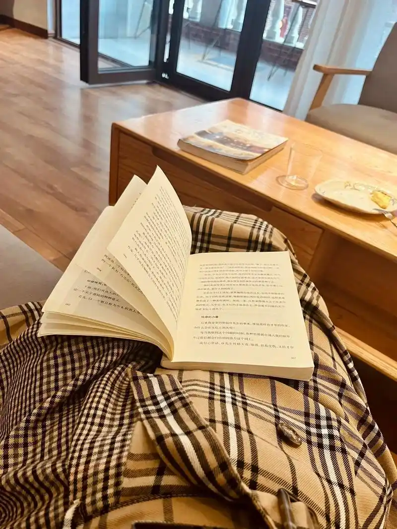 一个人安静的喝咖啡