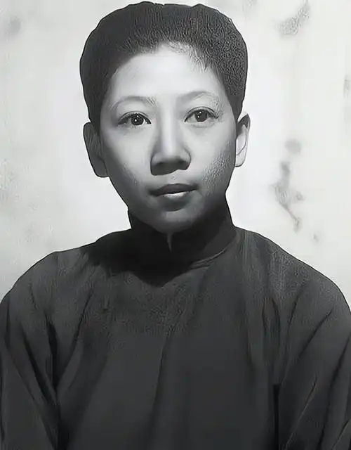 孔令伟女装遭龙云儿子调戏,双方拔枪互射,为何都不敢瞄准对方?