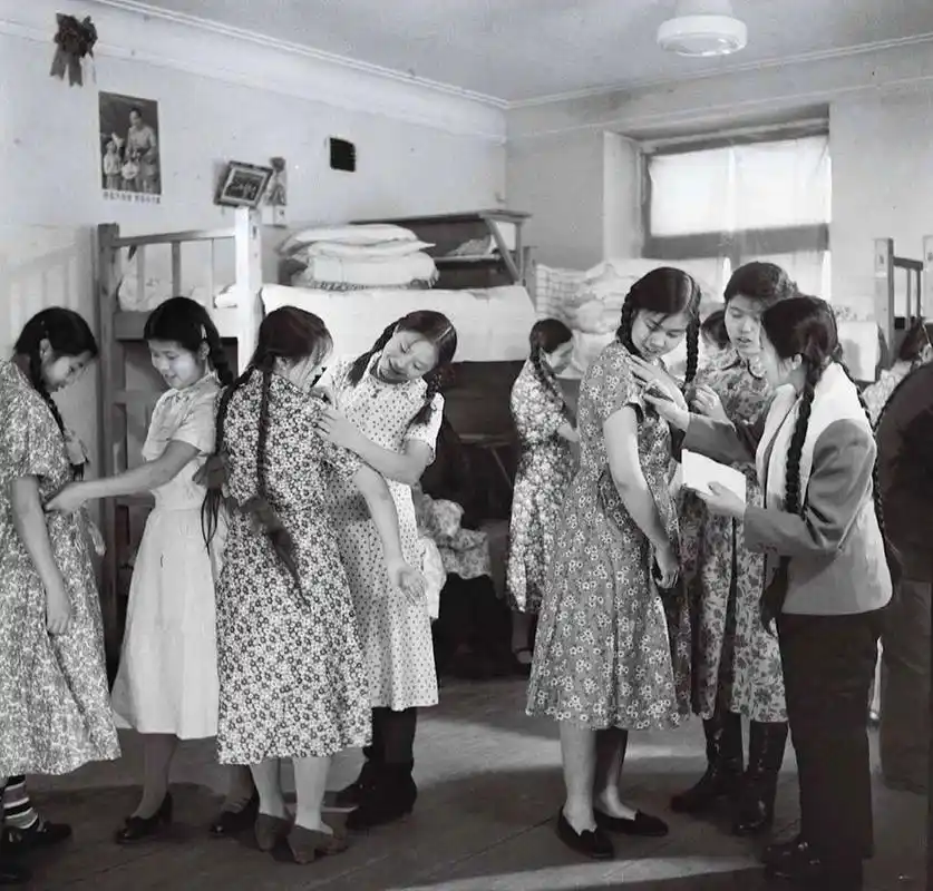 改革开放,中国服装变化 曾经蓝,灰,黑一统天下的年代 穿件花布衣裳就