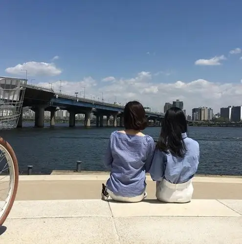 两人-背影照-选择好看的景色,两个人只有背景入镜,不用想表情要妆备