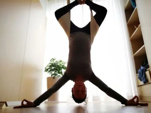 43岁蒋勤勤怀二胎做瑜伽,挺巨肚劈叉倒立