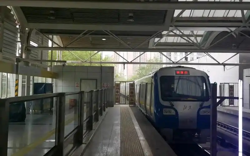 北京地铁13号线知春路站进站