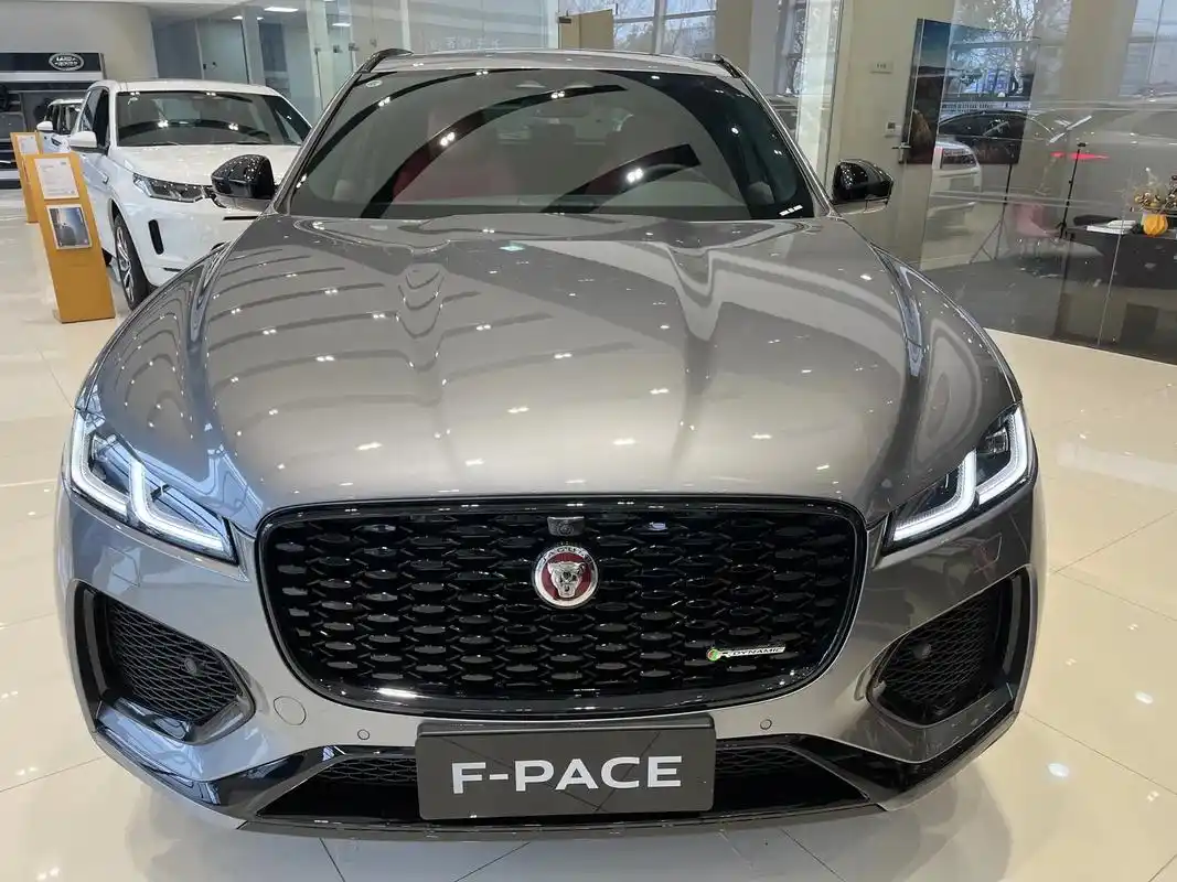 捷豹f-pace.全世界第一款轿跑式suv! 看看这光滑的漆 - 抖音