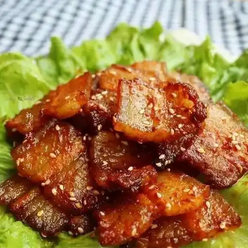 食材 /五花肉500克,大蒜2瓣,生姜2片韩式辣椒酱2勺,蜂蜜2勺芝麻油2勺