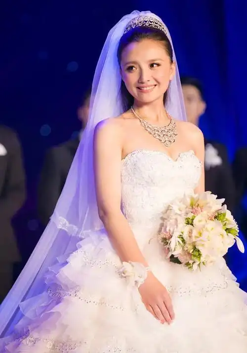 "端妃"李宜娟2016年低调完婚了,虽然是42岁才穿上婚纱,但也是美得别有