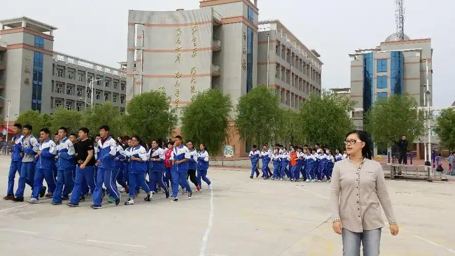 绥芬河市高级中学_2015年高考前跑操_20150605-073719