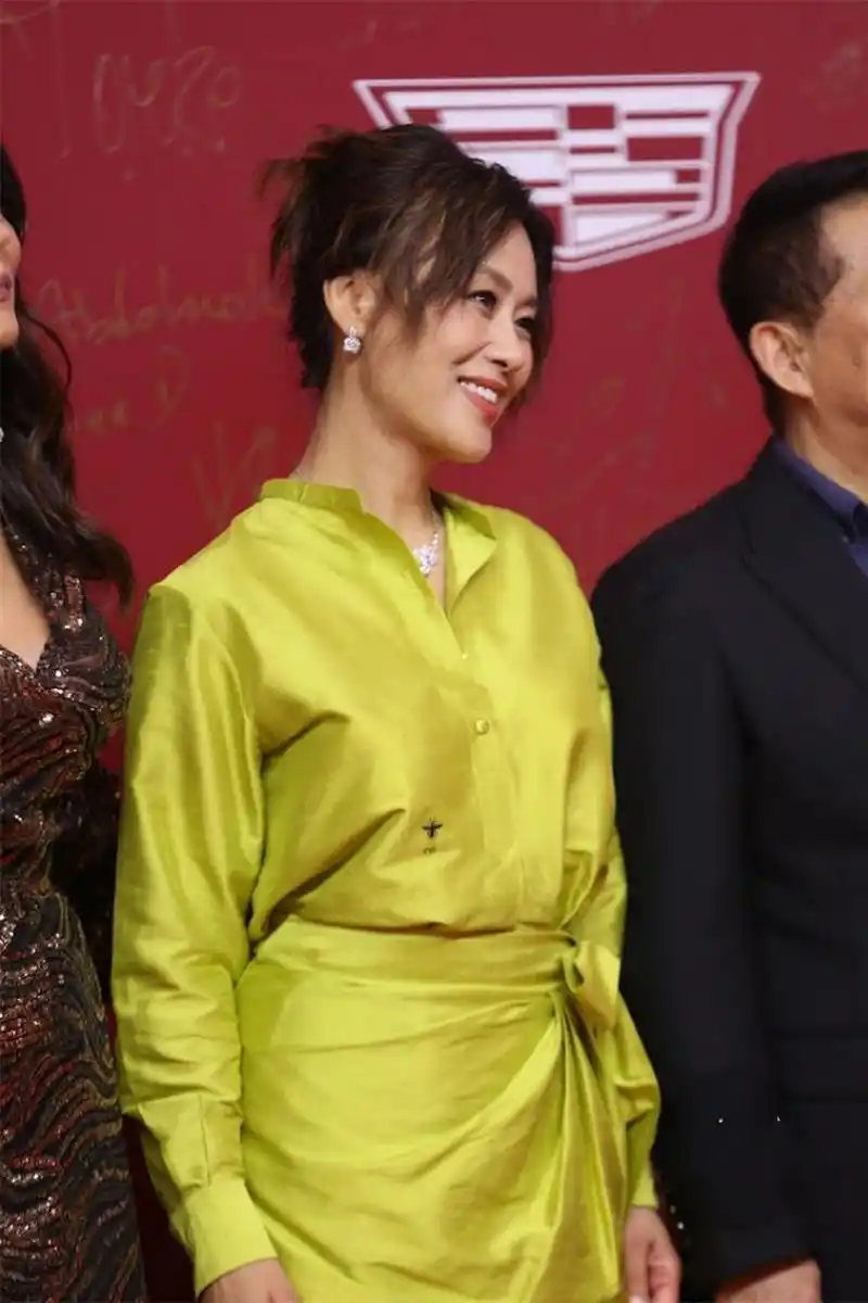 57岁上海女星邬君梅近照曝光!现身上影节闭幕红毯 一身衬衫裙好优雅