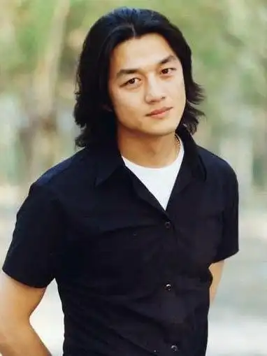 都说李亚鹏年轻时比谢霆锋帅开始不信照片一出打脸