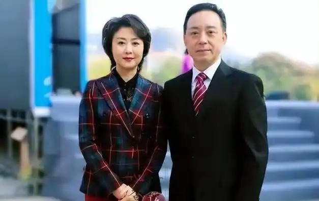 但深扒一层来看,于魁智其实早已成家,他的妻子是一名香港人,在当地是