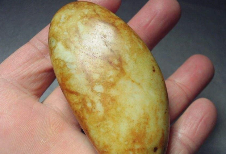 这种被称为新疆岫玉的"卡瓦石"可千万不能买,来看看是为什么