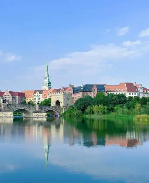 松山湖骑行一圈攻略 松山湖,位于广东省东莞市,是一个著名的旅游景点