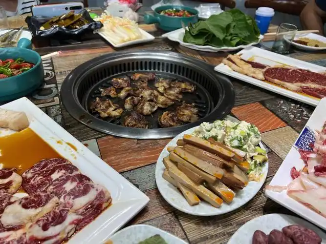 齐齐哈尔了,整个城市都是烤肉味超级醒脑,咱就说为啥齐市的肉那么好吃