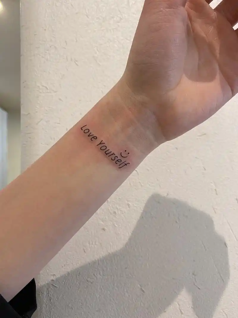 yatta tattoo|手腕清新字母与笑脸纹身 手腕处适合纹简单的字母 加一