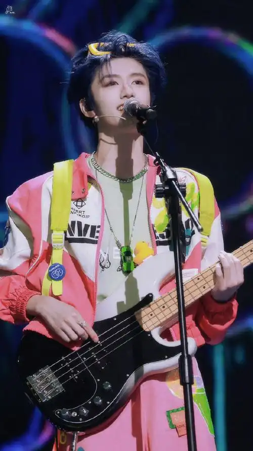 朱志鑫[超话]##和朱志鑫一起秋日出行##朱志鑫皮衣骑马路透