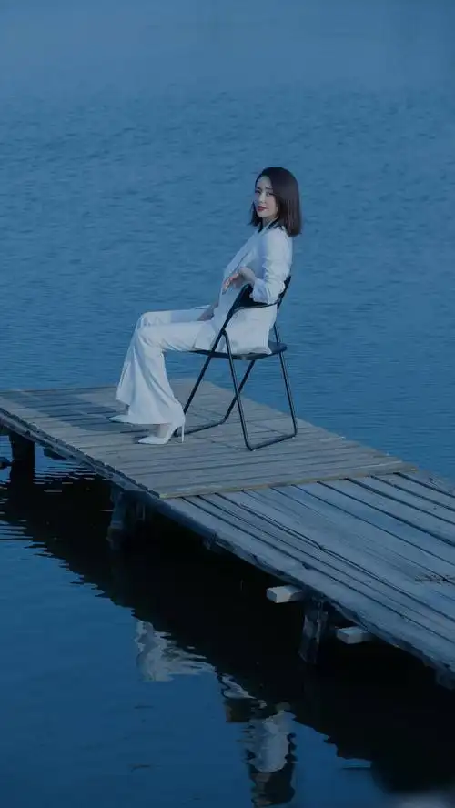 演员佟丽娅,优雅精致,豁达开朗,来看美照