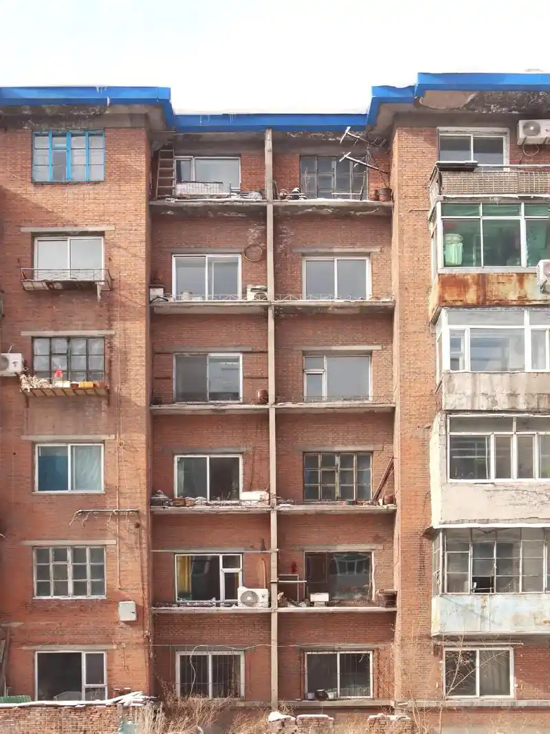 80年代的红砖老房子,一种岁月的气息.吉林碳素厂住宅内,一栋 - 抖音