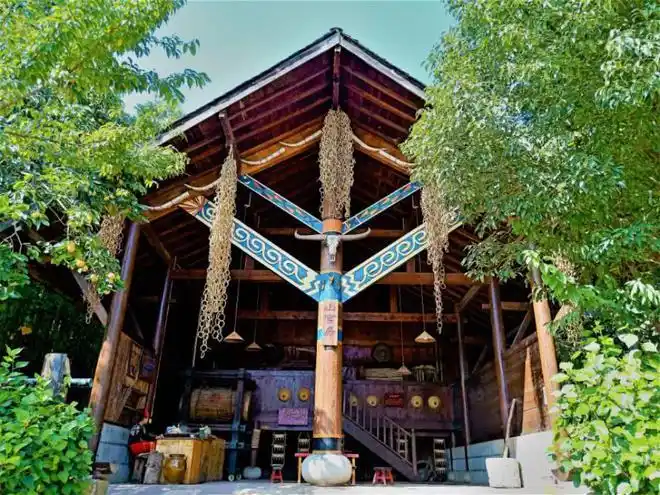 山官房是景颇族寨最显著的景观,是一座两层木制房屋,外形上看起来有些