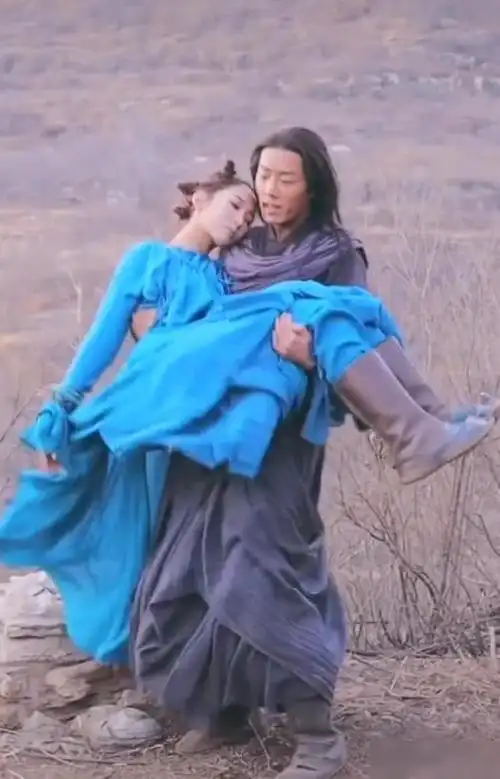 同样公主抱女艺人对比肖战和王一博的反应差距一目了然