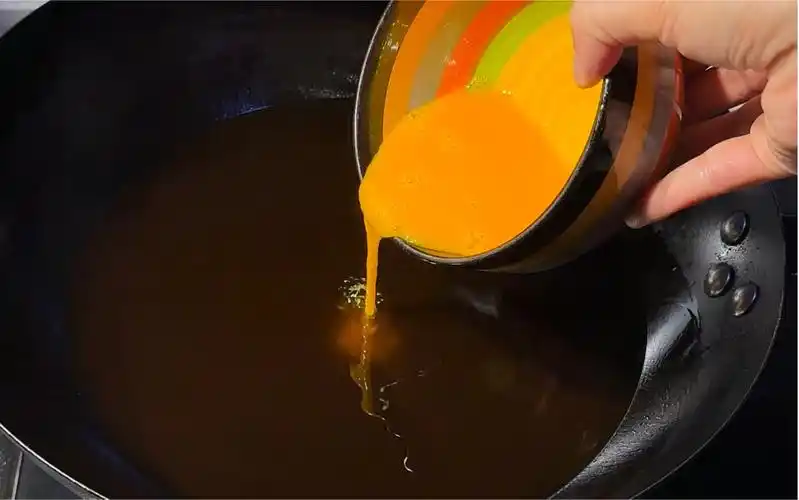 把鸡蛋倒入滚烫的油锅中,瞬间变成美食,很多人都没见过,太香了