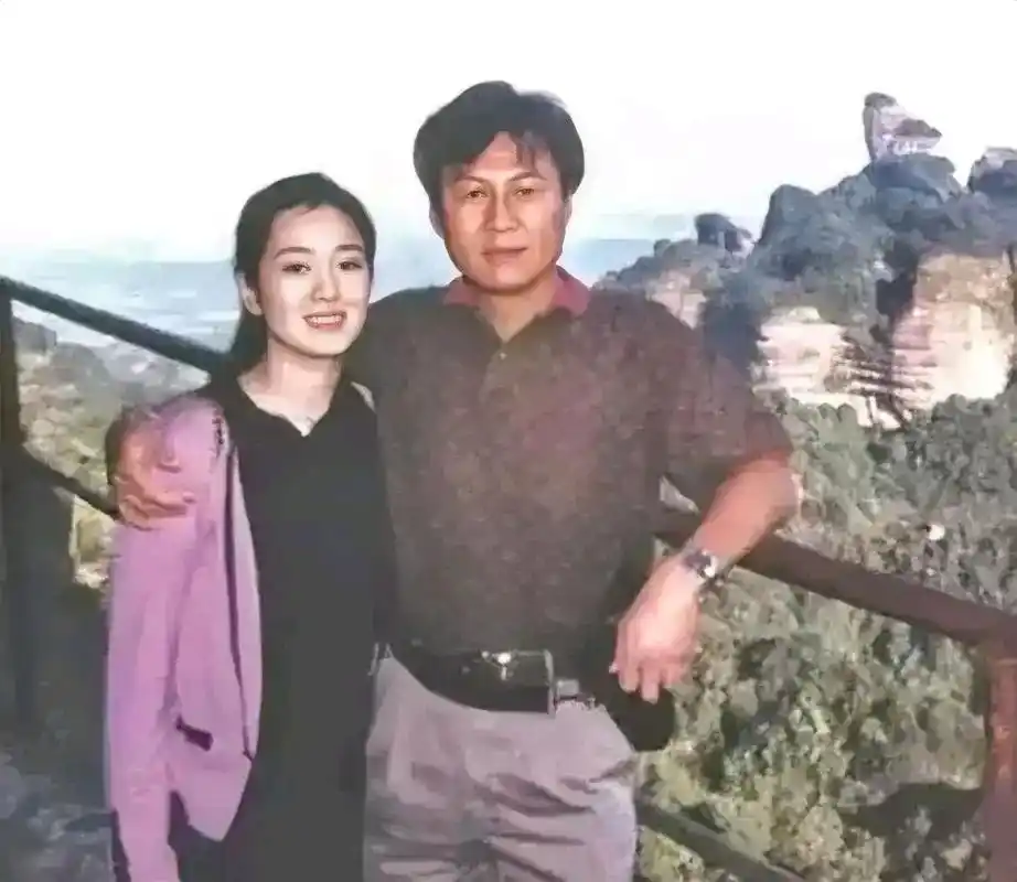 这是巩俐年轻时候的照片,搂她的男人谁认识?