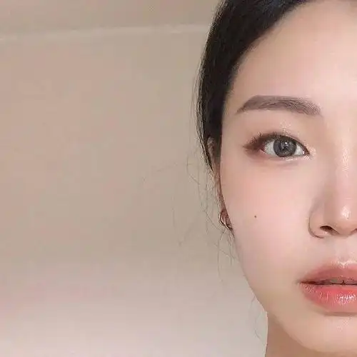 如果是单眼皮或内双,我们可以用眼线笔在后眼角外侧营造一个粗线条,向